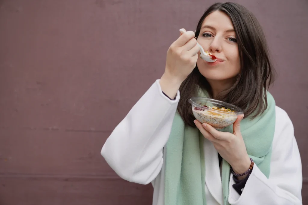 une personne qui mange du collagène