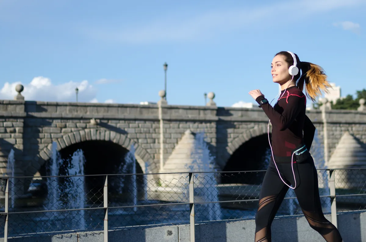 Une femme qui fait du footing