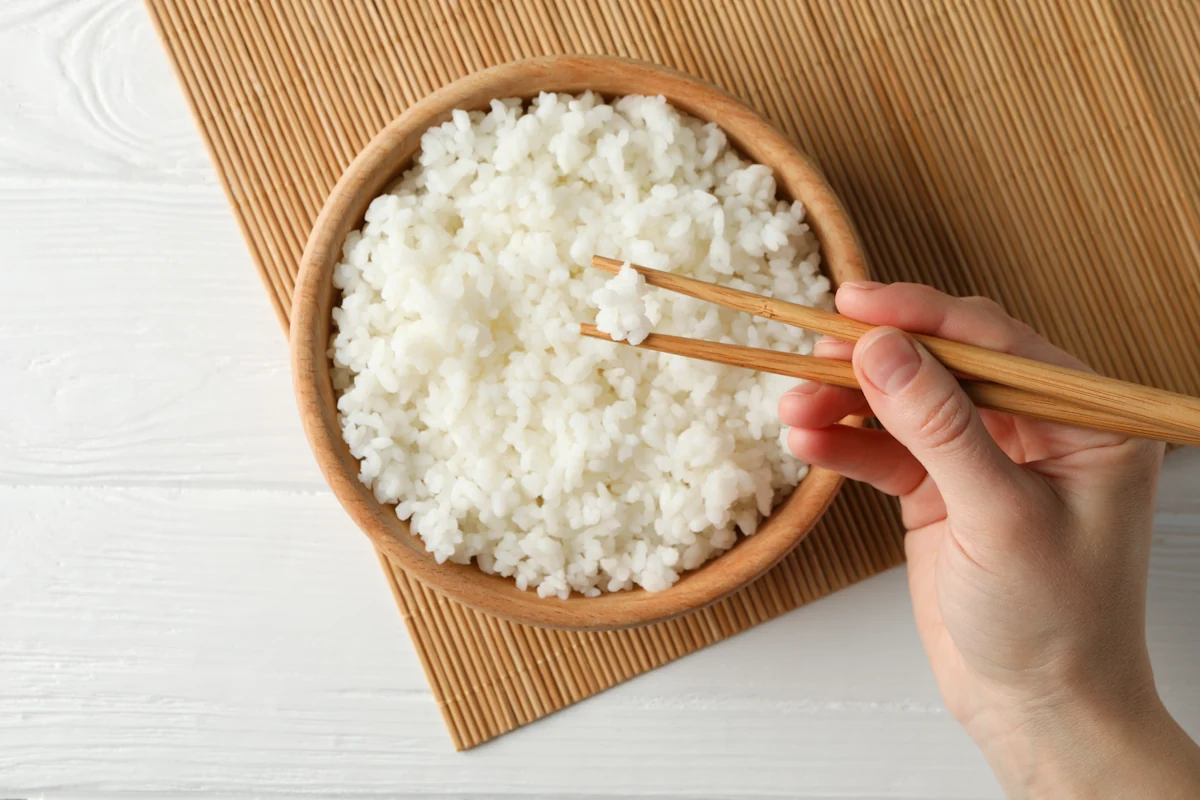 Une personne qui mange du riz