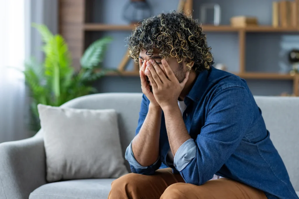 Une femme fatiguée qui souffre d'un manque de magnesium