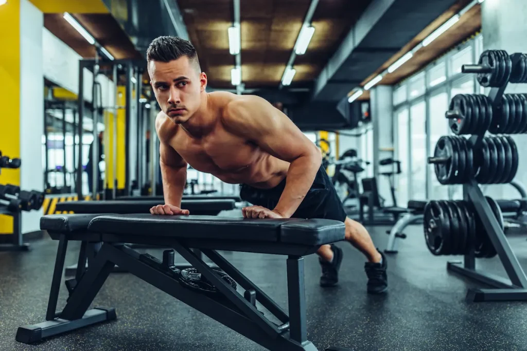 Un homme qui muscle les pectoraux en salle